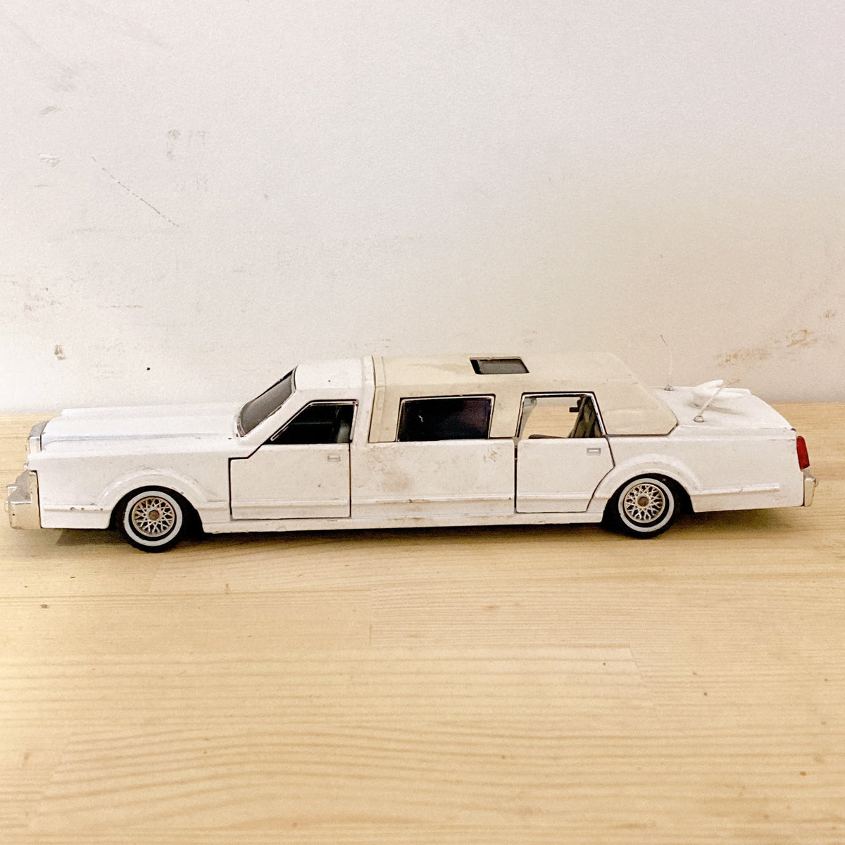 品番4808 1/32スケール Limousine MAJORETTE ホワイト リムジン