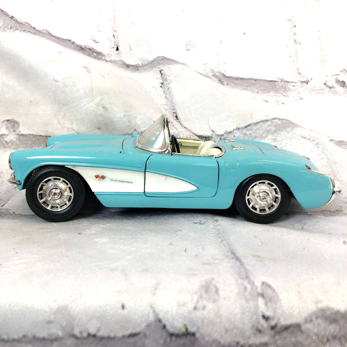 品番3746 1/18スケール Road Tough 1957年 CHEVROLET CORVETTE シボレー コルベット ライトブルー –  L.A.DEPO（エルエーデポ）