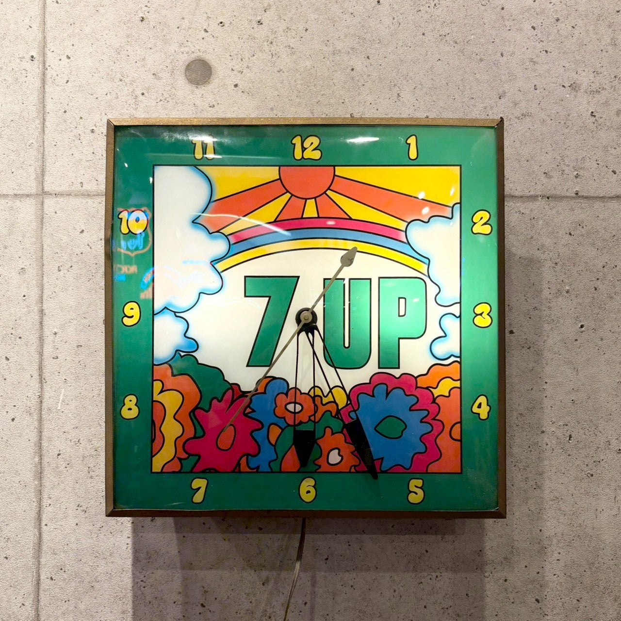 【セブンアップ 7up】ヴィンテージライトアップ時計　1970年代　動作確認済 電飾クロック 【7UP（セブンアップ）】 レトロポップ調 – L.A.DEPO