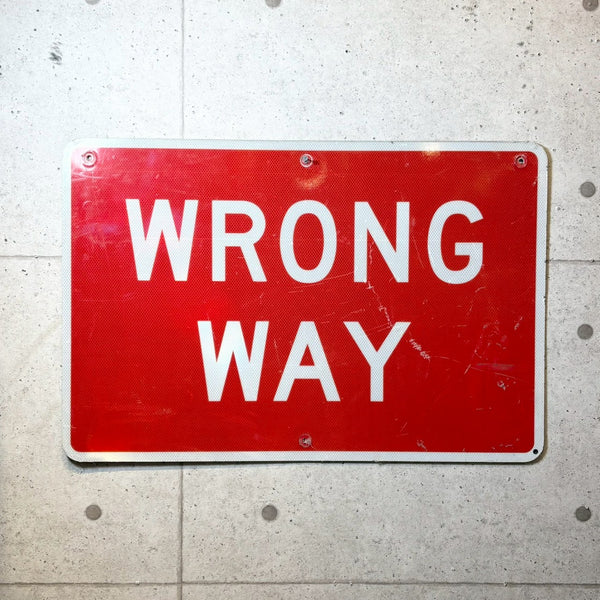 道路看板　【WRONG WAY】　ロードサイン　実物標識