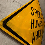 ロードサイン　【SPEED HUMPS AHEAD】　ヴィンテージ道路標識