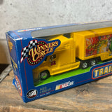ダイキャストカー【M&M's（エムアンドエムズ）】Groovy Summer Trailer Rig Elliott Sadler #38 Winner's Circle NASCAR トレーラー ヴィンテージ