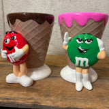 陶器ディッシュ【M&M’s(エムアンドエムズ)】アイスクリームコーン型　2個セット　レッド＆グリーン　ホリデー　ヴィンテージ