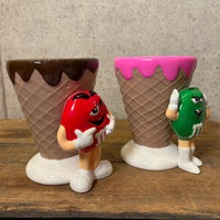 陶器ディッシュ【M&M’s(エムアンドエムズ)】アイスクリームコーン型　2個セット　レッド＆グリーン　ホリデー　ヴィンテージ