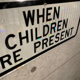 WHEN CHILDREN ARE PRESENT　ロードサイン　道路標識　トラフィックサイン　ストリート　ヴィンテージ