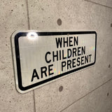 WHEN CHILDREN ARE PRESENT　ロードサイン　道路標識　トラフィックサイン　ストリート　ヴィンテージ