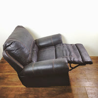 品番0235　レザーソファ　ロッキングチェア　リクライニングソファ　フットレスト　鋲飾り　1人掛け　椅子　アンティーク　千葉店